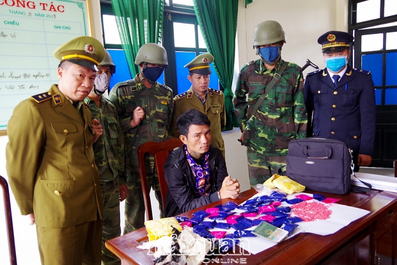 ha tinh bat giu doi tuong van chuyen 9800 vien ma tuy tong hop