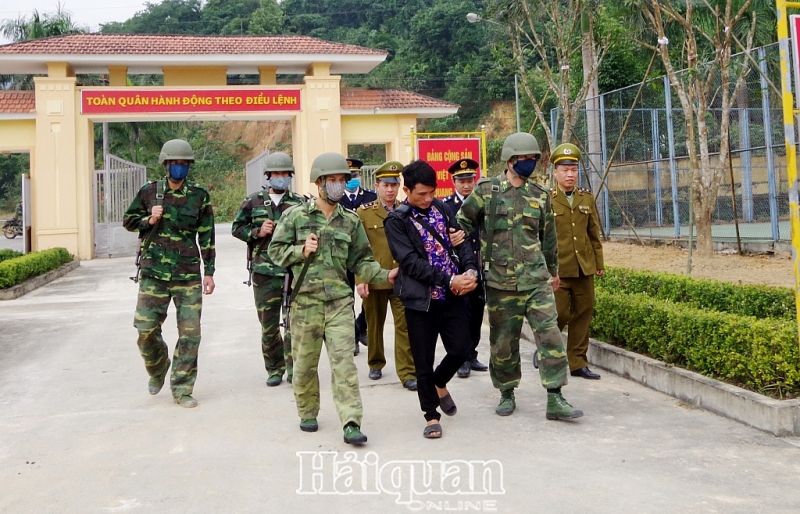 ha tinh bat giu doi tuong van chuyen 9800 vien ma tuy tong hop