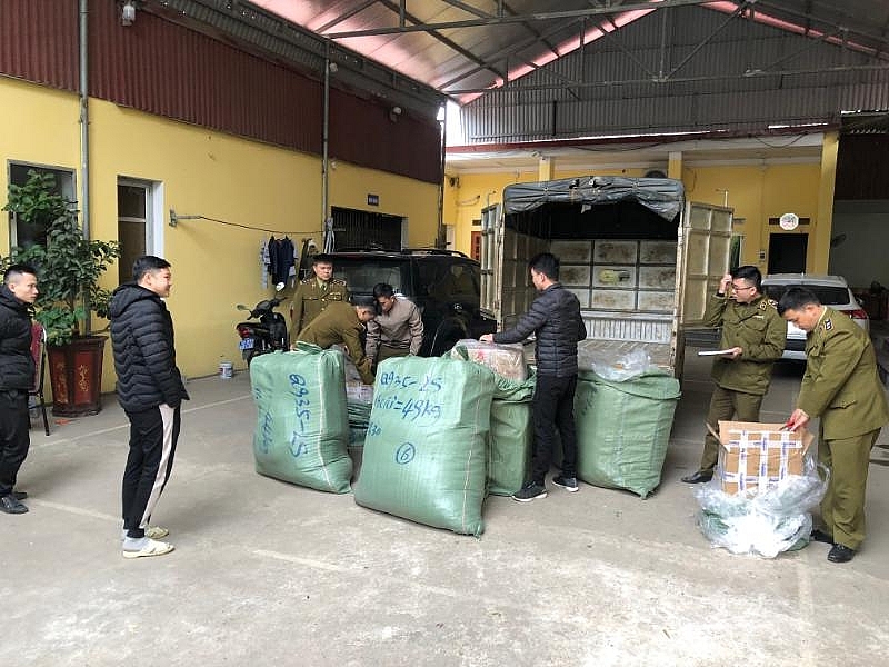 Lực lượng chức năng kiểm tra số hàng vi phạm. Ảnh: QLTT LS