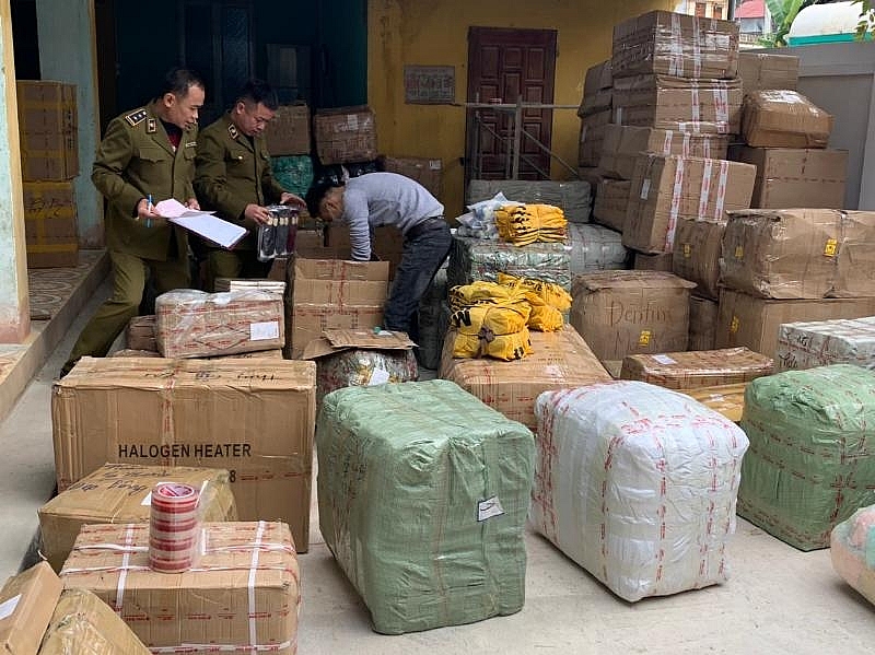 Số hàng vi phạm đang được lực lượng chức năng kiểm đếm. Ảnh: QLTT LS