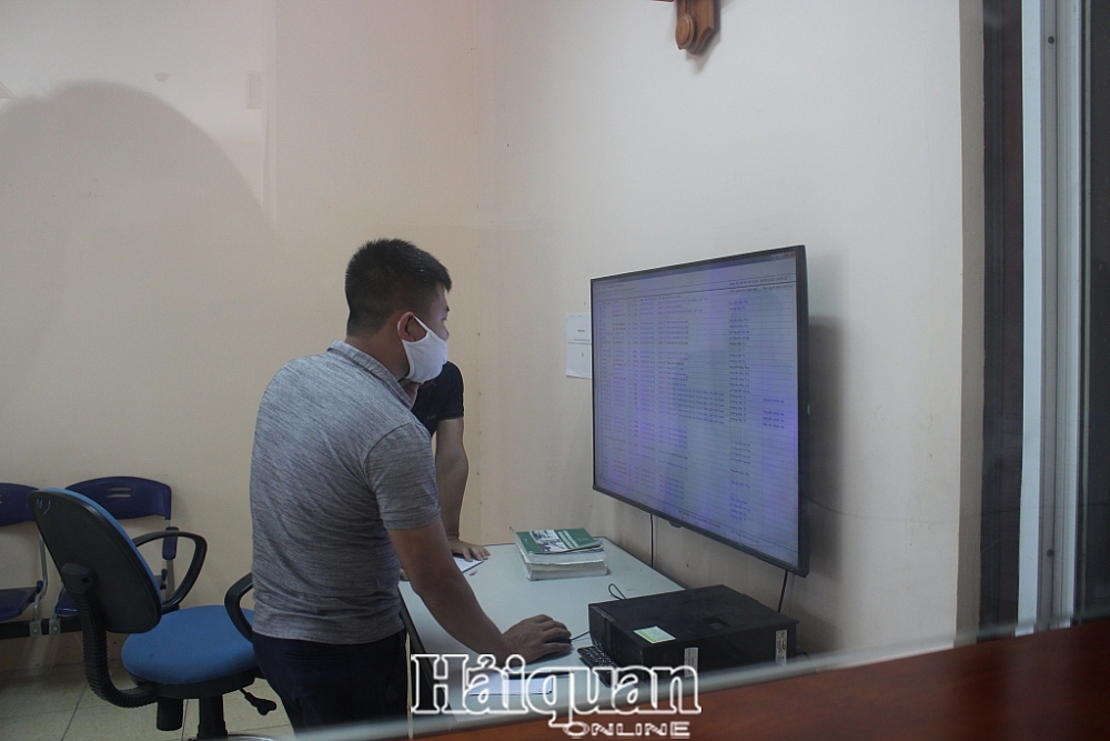 DN tìm hiểu thủ tục hành chính tại trụ sở cơ quan Hải quan. Ảnh: H. Nụ