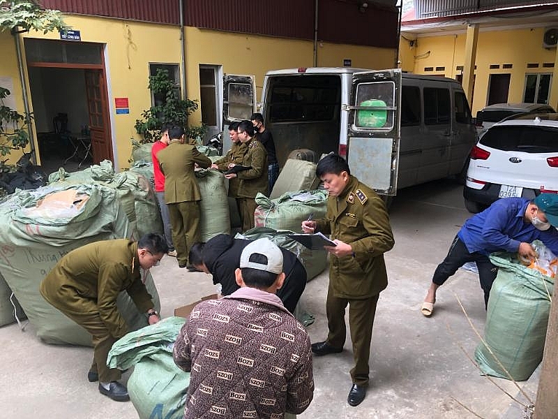 Lực lượng chức năng kiểm tra số hàng vi phạm. Ảnh: QLTT LS
