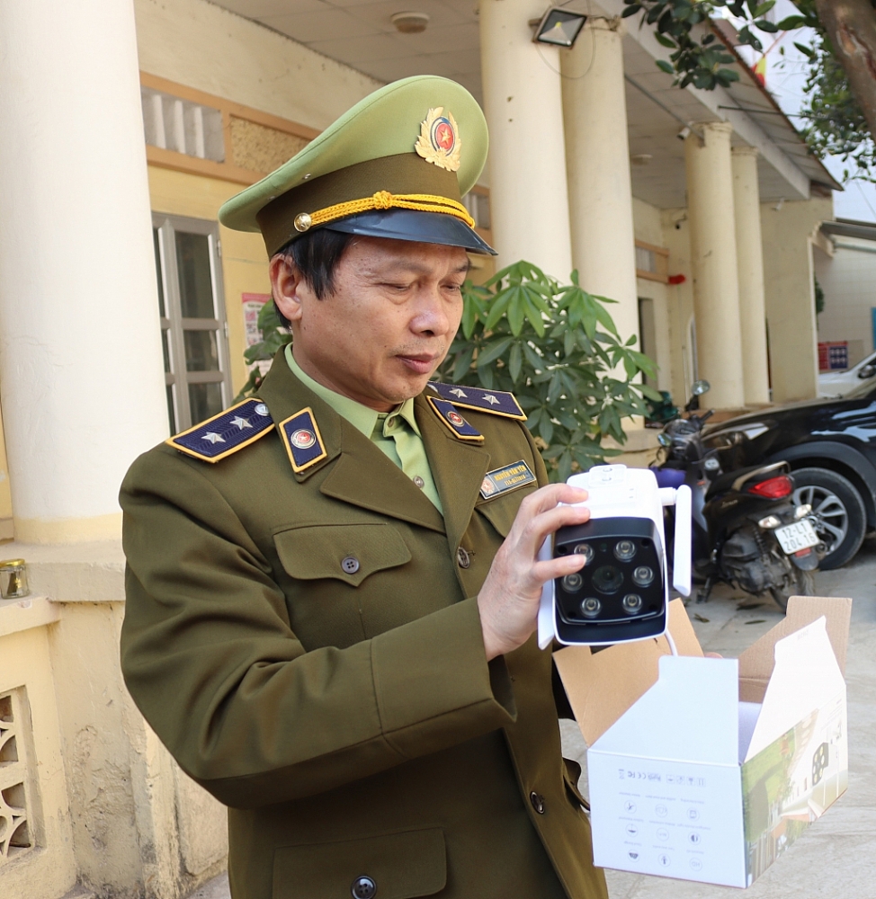 Lực lượng chức năng kiểm tra số hàng nghi là hàng nhập lậu. Ảnh: QLTT LS
