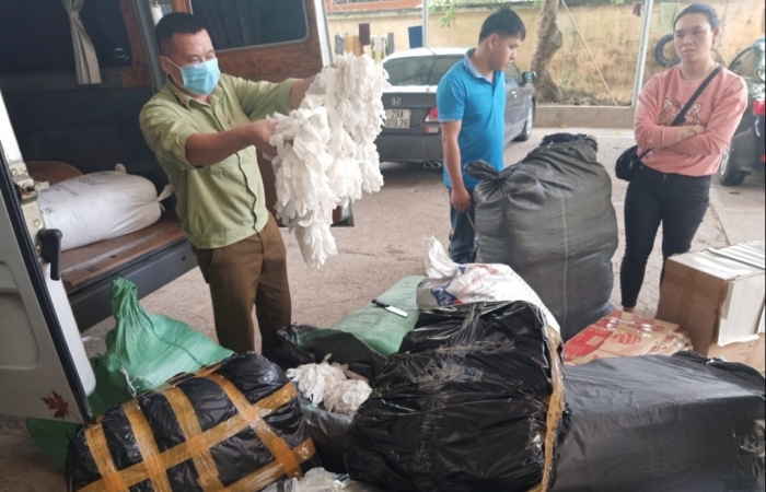 Phát hiện xe ô tô vận chuyển 2.700 chiếc găng tay cao su y tế đã qua sử dụng