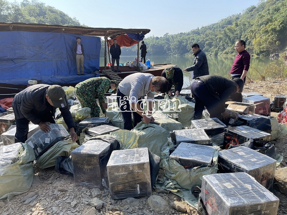 Ngay sau khi phát hiện, Hải quan Tân Thanh đã tiến hành phối hợp với lực lượng Công an, Biên phòng để kiểm tra tang vật. Ảnh: Thu Lan