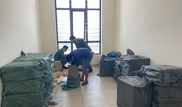 Lực lượng chức năng đang kiểm tra tang vật. Ảnh: CA NA