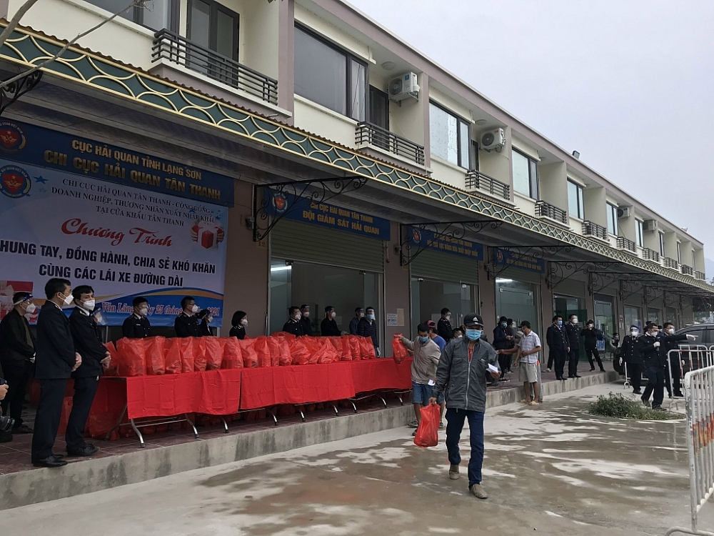 Với tấm lòng tương thân tương ái, Hải quan Tân Thanh đã huy động nguồn lực để đồng hành cùng với đội ngũ lái xe đường dài. 