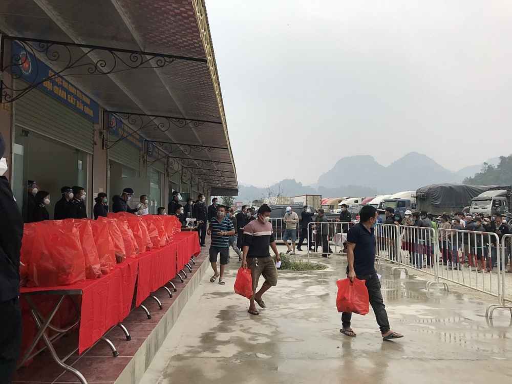 Những món quà mang đầy ý nghĩa mà Hải quan Tân Thanh mang đến cho các lái xe.