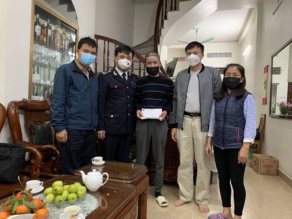 Đại diện Ban chấp hành Công đoàn cơ sở Cục Hải quan Lạng Sơn trao gói hỗ trợ cho công đoàn viên. Ảnh: Mai Loan