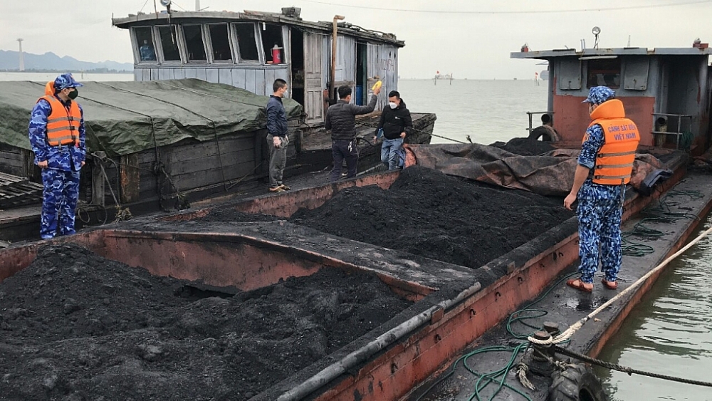 Lực lượng chức năng đang kiểm tra số hàng vi phạm.