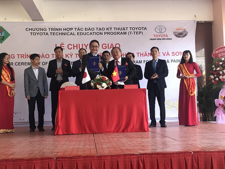 toyota viet nam tang goi thiet bi ky thuat dao tao sua chua xe cho truong dhsp vinh long
