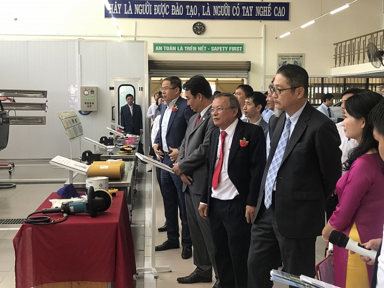 toyota viet nam tang goi thiet bi ky thuat dao tao sua chua xe cho truong dhsp vinh long