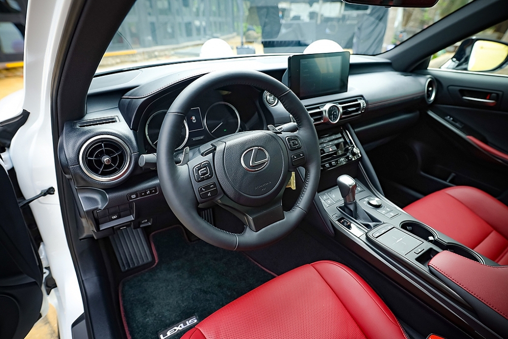 Từ 2,13 tỷ, Lexus IS 2021 hướng tới khách hàng trẻ