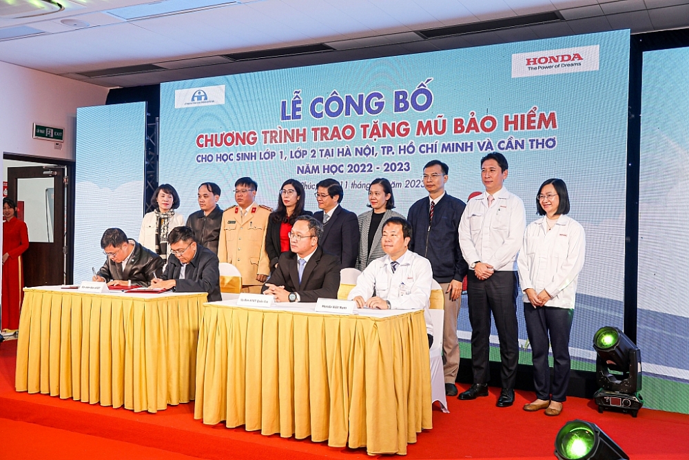 Honda Việt Nam tiếp tục tặng 620.000 mũ bảo hiểm cho học sinh tiểu học