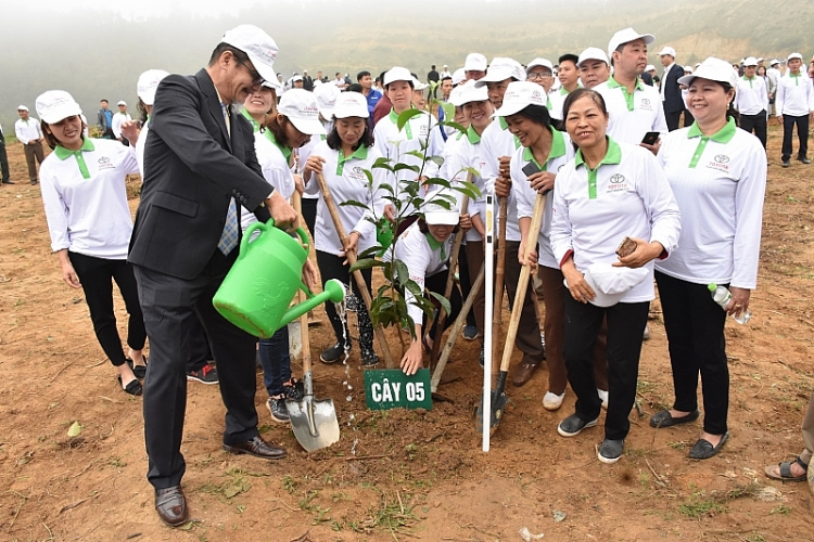 toyota vn dong hanh cung bo tnmt tai le phat dong tet trong cay doi doi nho on bac ho xuan ky hoi 2019