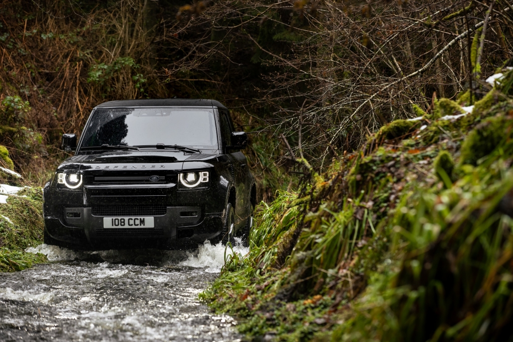 Ra mắt Siêu phẩm off-road Land Rover Defender Works V8 Trophy
