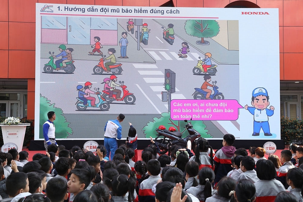 Honda Việt Nam triển khai các sự kiện tặng mũ bảo hiểm cho học sinh tiểu học