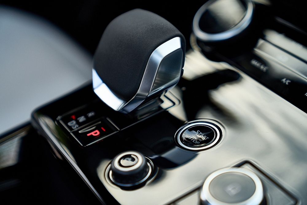 Giá hơn 7,3 tỷ Range Rover Sport có gì cuốn hút?