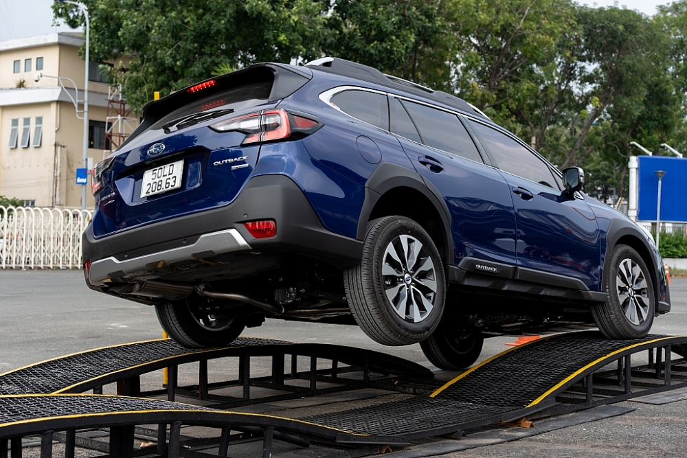 Nhiều nâng cấp Subaru Outback 2023 chốt giá 2,099 tỷ đồng