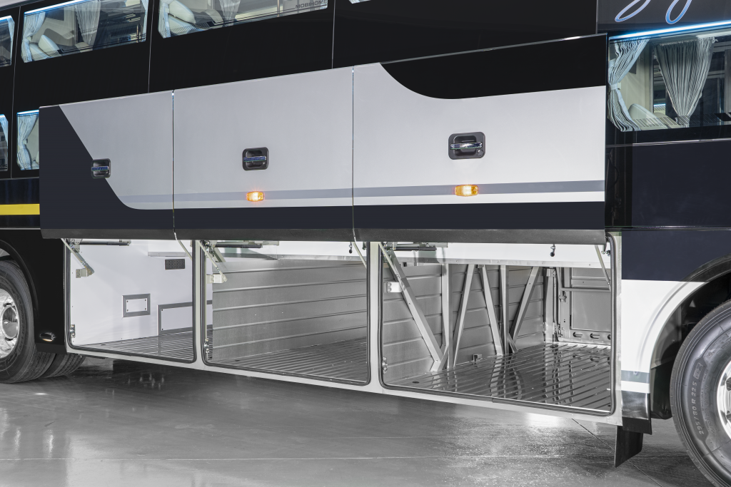 Xe bus hạng sang mang thương hiệu Mercedes-Benz của Thaco có gì đặc biệt?