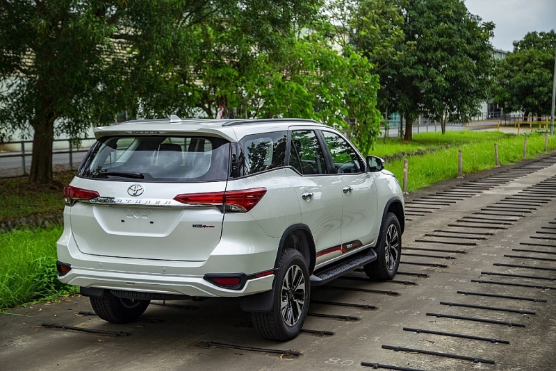 chuyen tu nhap khau sang lap rap toyota fortuner co gia tu 103 ty dong