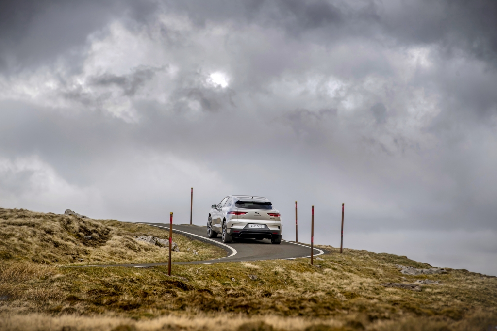 Với 1 lần sạc, Jaguar I-PACE hoàn thành 'Thử thách Everesting' leo 8.848m