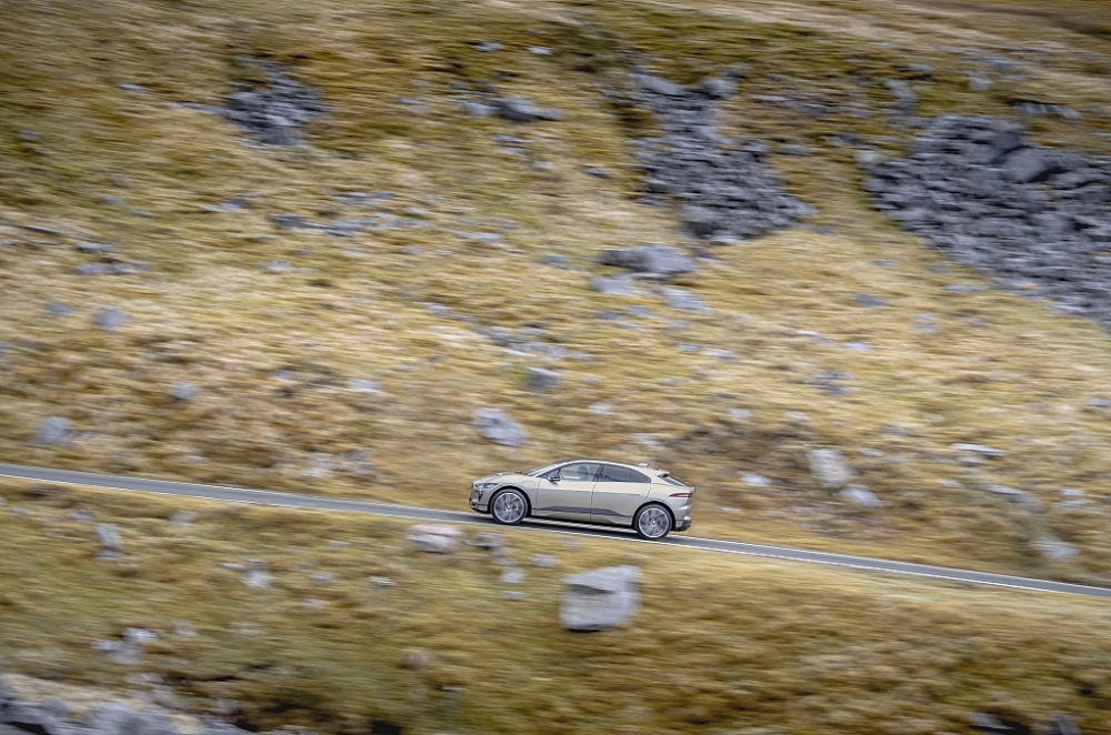 Với 1 lần sạc, Jaguar I-PACE hoàn thành 'Thử thách Everesting' leo 8.848m