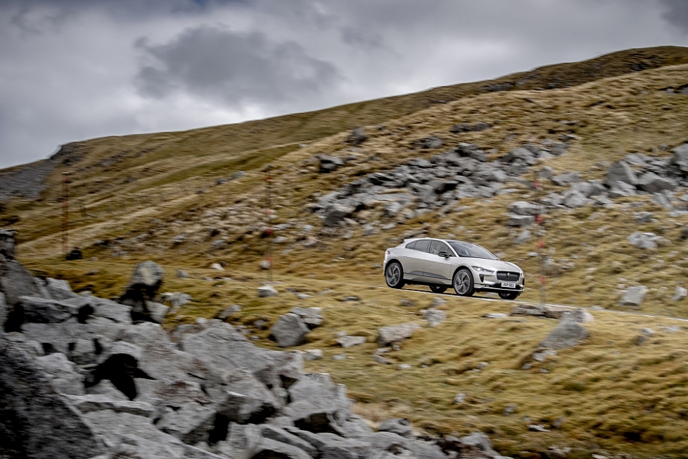Với 1 lần sạc, Jaguar I-PACE hoàn thành 'Thử thách Everesting' leo 8.848m