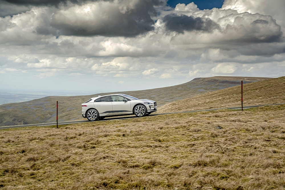 Với 1 lần sạc, Jaguar I-PACE hoàn thành 'Thử thách Everesting' leo 8.848m