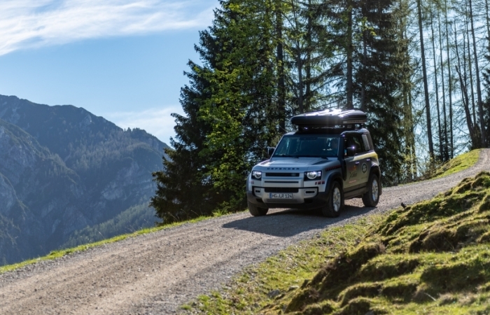 Land Rover Defender hỗ trợ cuộc đua mạo hiểm khắc nghiệt nhất thế giới - Red Bull X-Alps 2021