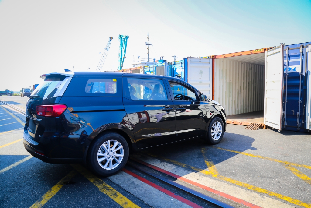 0332 1 xe kia grand carnival 11 chy chuyn by yong container