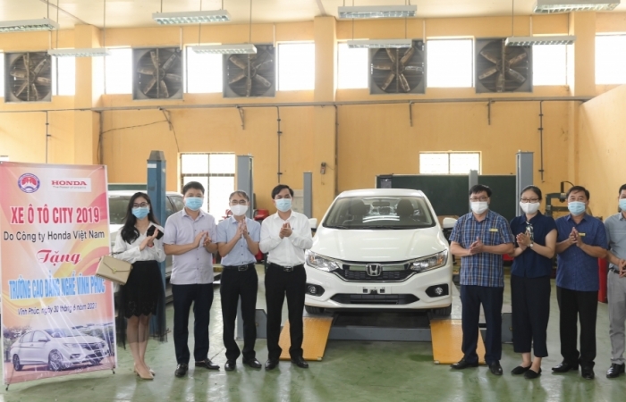 Honda Việt Nam tặng xe và thiết bị kỹ thuật cho trường nghề