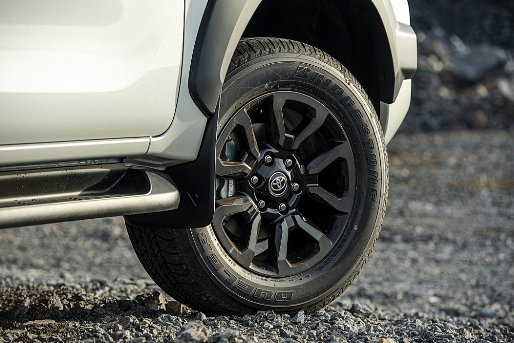TOYOTA HILUX 2020  có giá từ 628 triệu