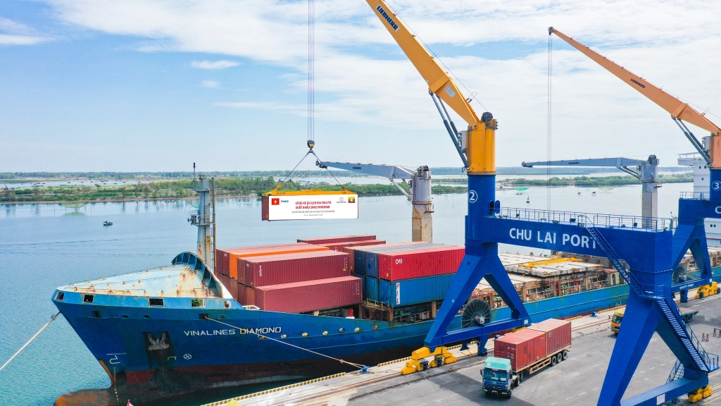 0311 1 container xe kia soluto yyyc yya len tau chuyn by xuyt khyu sang myanmar