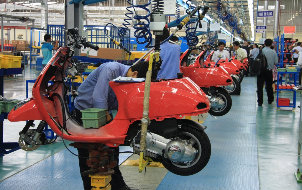 0818 day chuyen san xuat xe may piaggio 4 8 2013