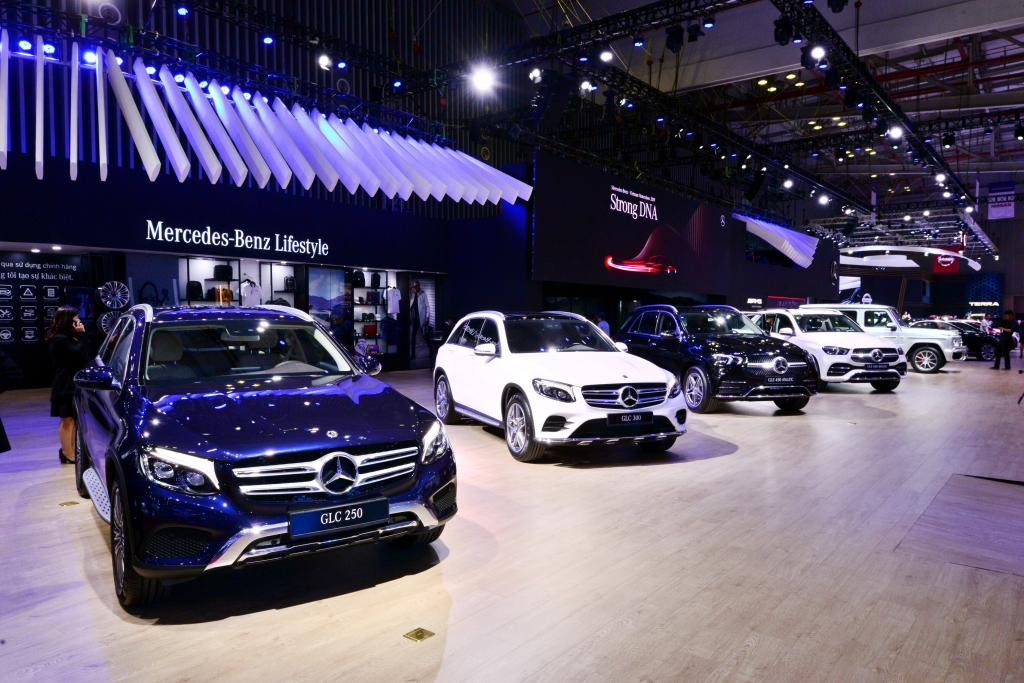 1733 xe mercedes benz luon thu hut khach hang tai cac trien lam o to