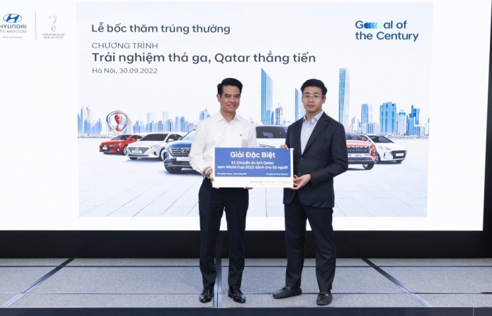 3 khách hàng lái thử xe Hyundai trúng cặp vé xem World Cup 2022