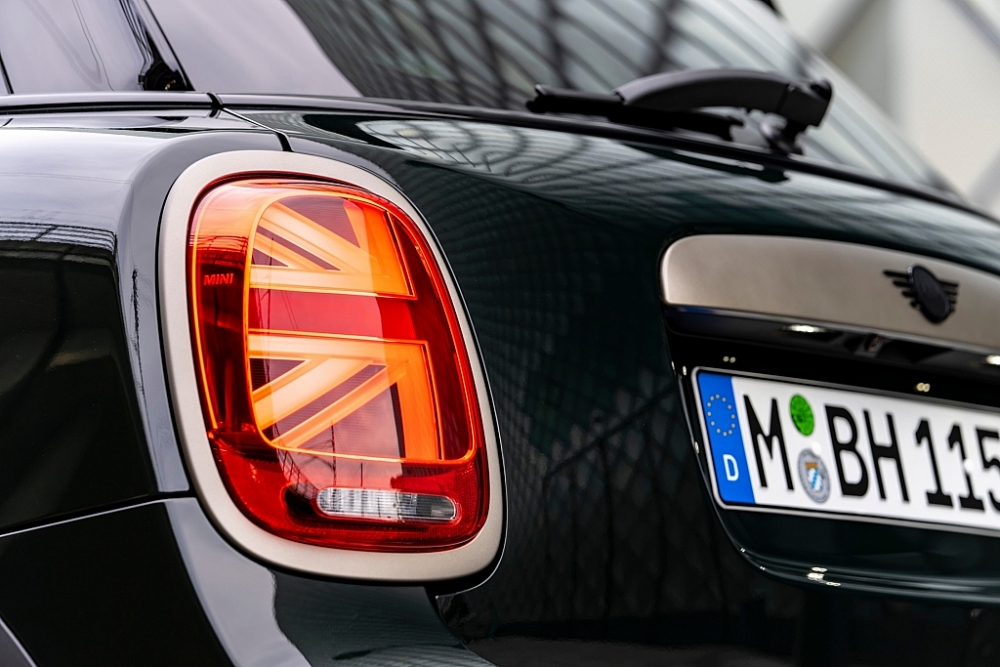 Nhập khẩu từ châu Âu, MINI Cooper S 5 cửa Resolute Edition có giá 2,299 tỷ đồng