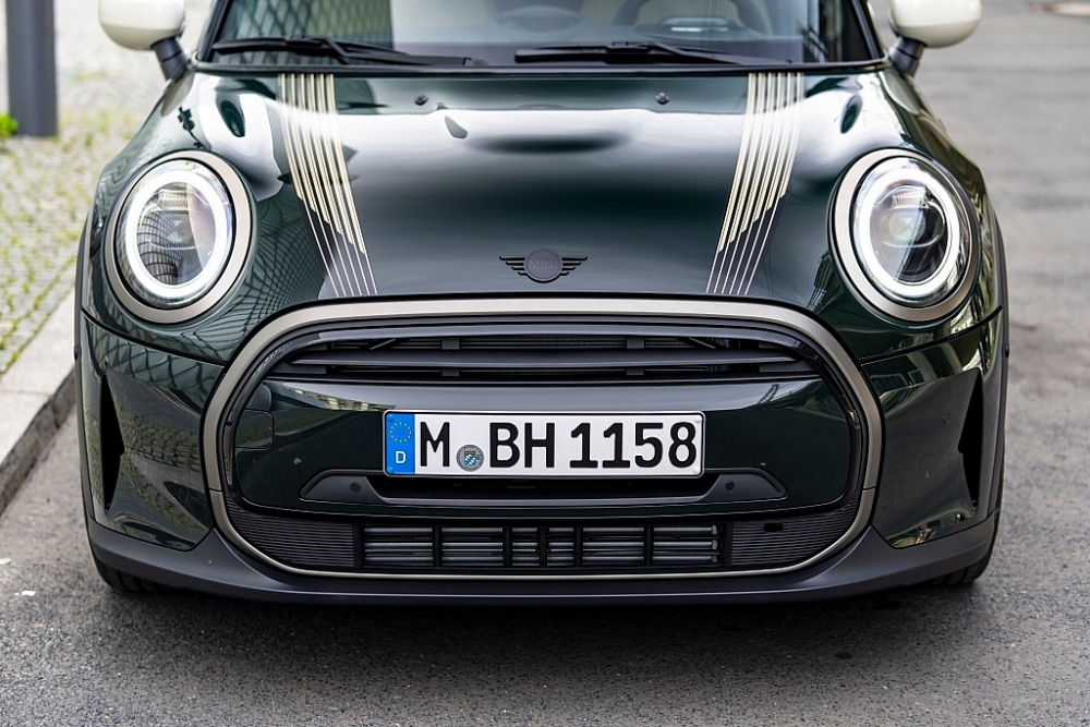 Nhập khẩu từ châu Âu, MINI Cooper S 5 cửa Resolute Edition có giá 2,299 tỷ đồng