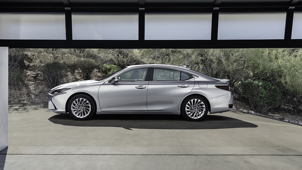 Giá từ 2,55 tỷ đồng, Lexus ES 2022 chính thức có mặt tại Việt Nam