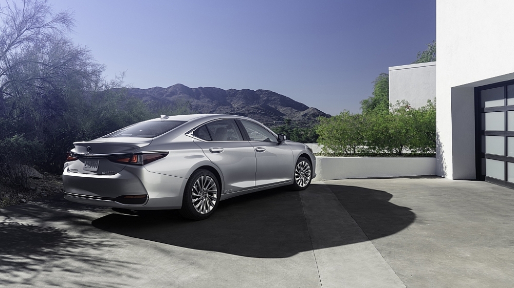 Giá từ 2,55 tỷ đồng, Lexus ES 2022 chính thức có mặt tại Việt Nam