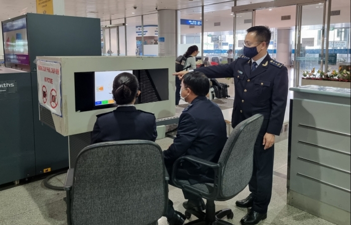Hải quan sân bay Tân Sơn Nhất làm thủ tục cho hàng nghìn khách nhập cảnh mỗi ngày