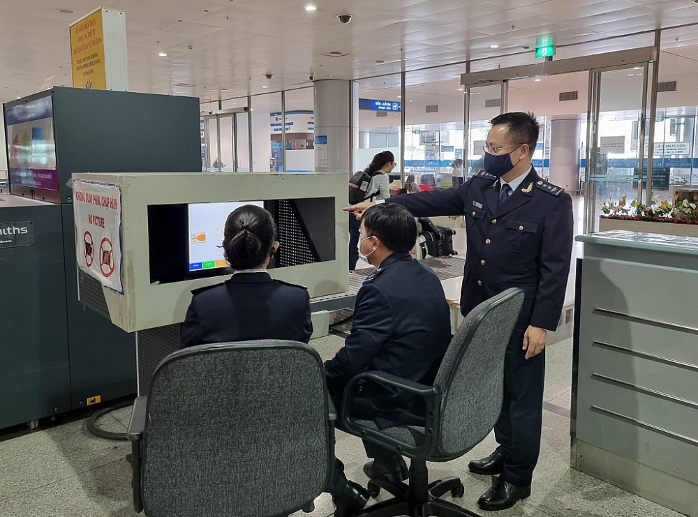 Hải quan sân bay Tân Sơn Nhất làm thủ tục cho hàng nghìn khách nhập cảnh mỗi ngày