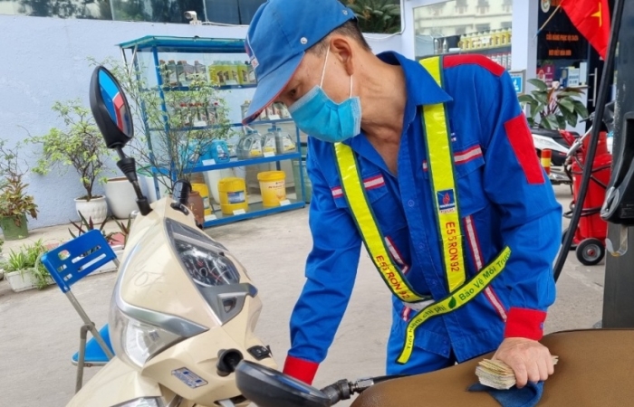 Tiếp tục giảm mạnh, giá xăng xuống dưới 25.000 đồng/lít