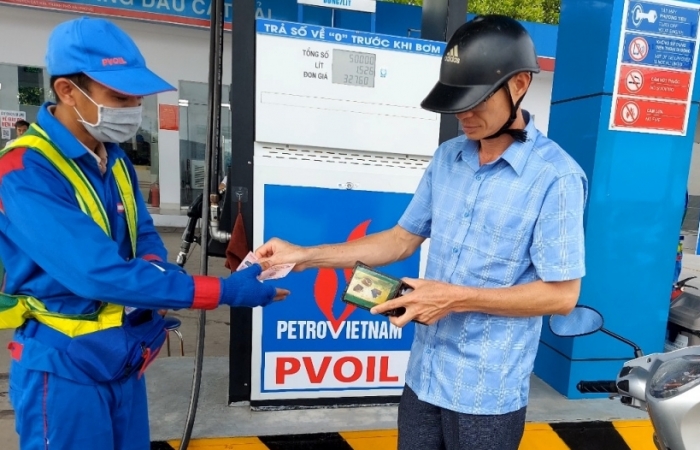 Giảm hơn 3.000 đồng, giá xăng về dưới 30.000 đồng/lít