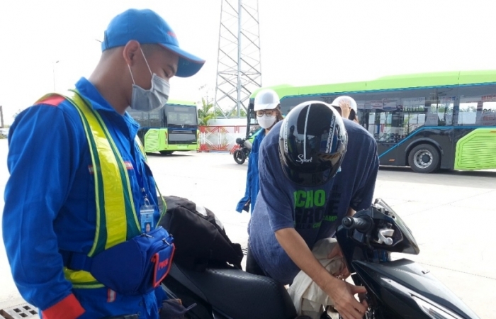 Giữ ổn định giá xăng, tăng giá dầu