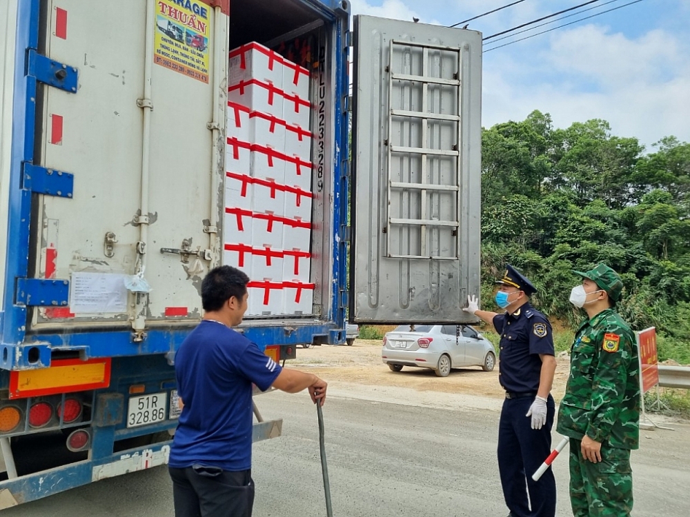 Cán bộ công chức Hải quan kiểm tra hàng hóa xuất khẩu tại khu vực cửa khẩu Tân Thanh. Ảnh: Nguyễn Thanh