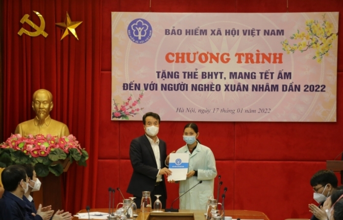 Bảo hiểm xã hội Việt Nam: Trao tặng gần 600 sổ Bảo hiểm xã hội, hơn 10.000 thẻ Bảo hiểm y tế