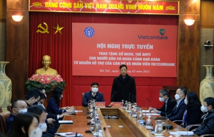 Trao tặng hơn 12.000 sổ Bảo hiểm xã hội, thẻ Bảo hiểm y tế cho người dân gặp khó khăn