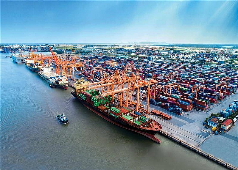 Doanh nghiệp cảng biển: Trong sóng cả vẫn vững tay chèo
